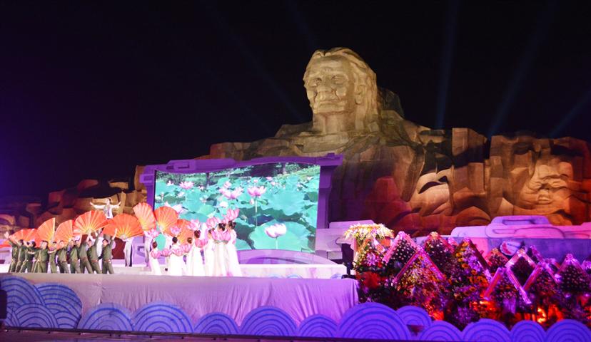 ພົບປະແລກປ່ຽນກັບເພື່ອນມິດສາກົນເນື່ອງໃນໂອກາດສະເຫລີມສະຫລອງ40ປີແຫ່ງວັນປົດປ່ອຍພາກໃຕ້ຫວຽດນາມ